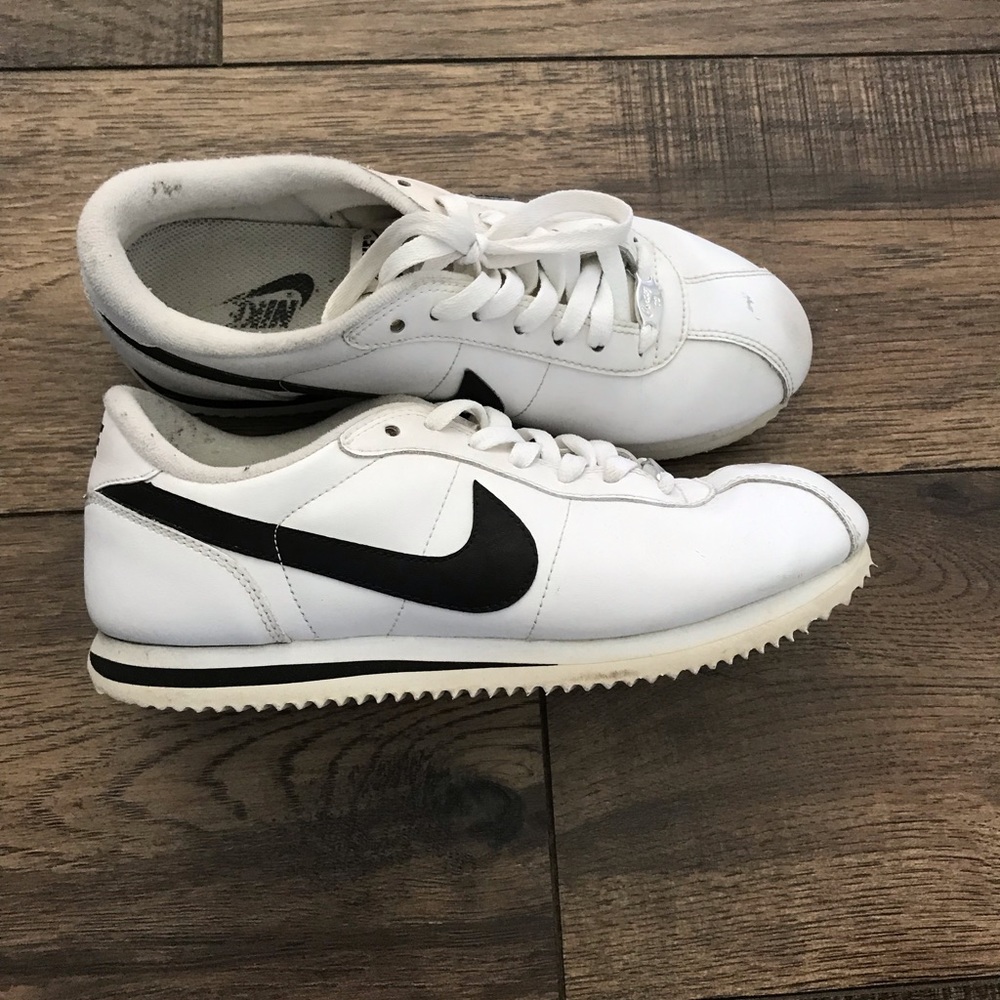 Women’s Nike shoes size 9
